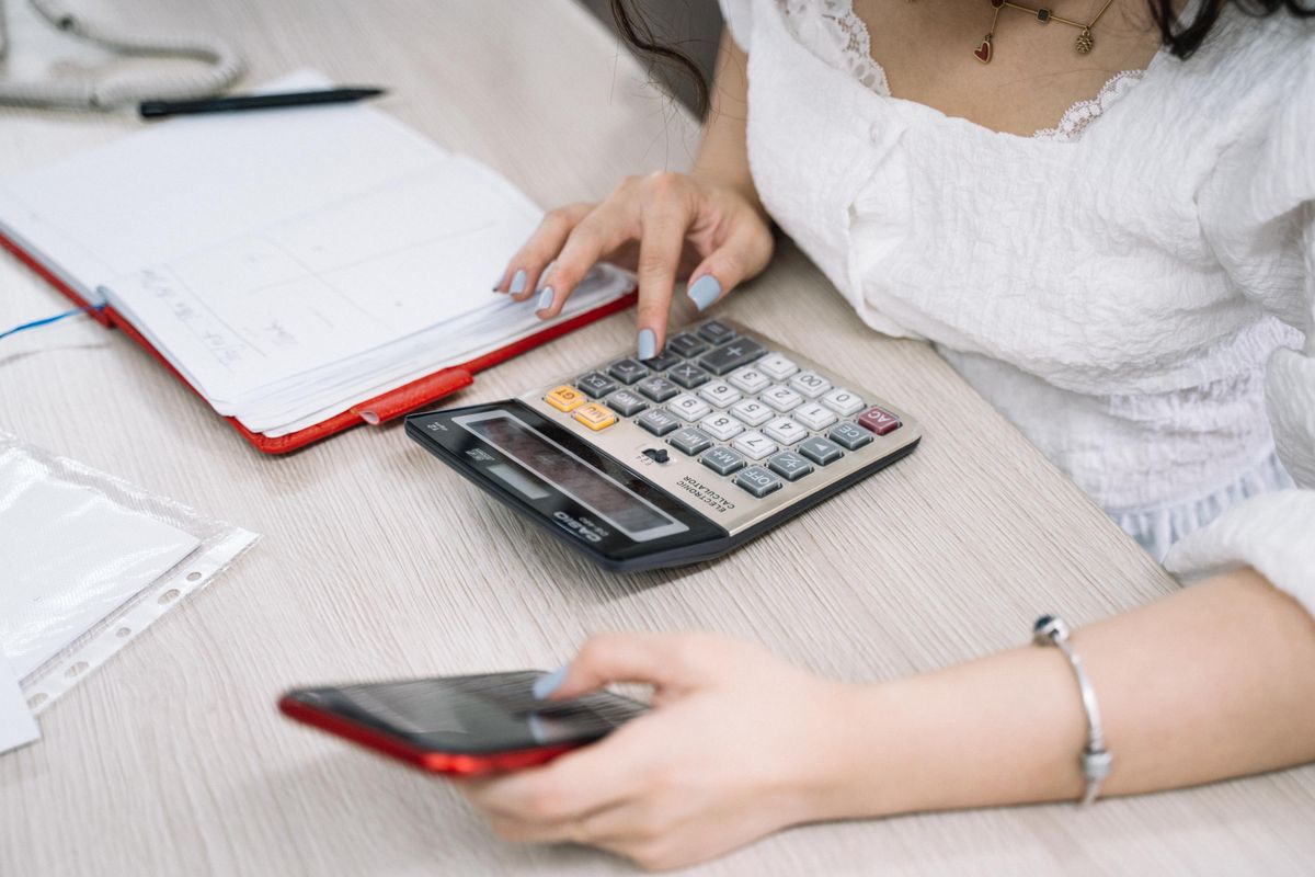 Calculator and phone for AI app billing checks without overlay text